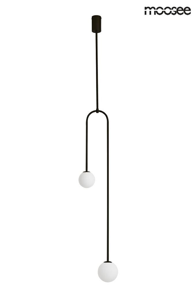 Czarna lampa wisząca 2-punktowa z długim, prostym przewodem. Dwa okrągłe, białe klosze umieszczone na różnych wysokościach. Lampa zawieszona w pozycji pionowej, na jednolitym tle. Logo moosee w górnym rogu.