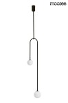 Czarna lampa wisząca 2-punktowa z długim, prostym przewodem. Dwa okrągłe, białe klosze umieszczone na różnych wysokościach. Lampa zawieszona w pozycji pionowej, na jednolitym tle. Logo moosee w górnym rogu.