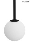 Lampa wisząca 2-punktowa w czarnym kolorze z okrągłym, białym kloszem. Ujęcie frontalne, lampa zawieszona na prostym, czarnym przewodzie. Podstawa montażowa w czerni, minimalistyczny design.