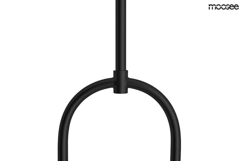 Czarna lampa wisząca 2-punktowa z metalowym stelażem, o prostym, minimalistycznym designie. Ujęcie frontalne, lampa zawieszona na cienkim przewodzie, z wyeksponowanym kształtem ramy w formie łuku. Idealna do nowoczesnych wnętrz.