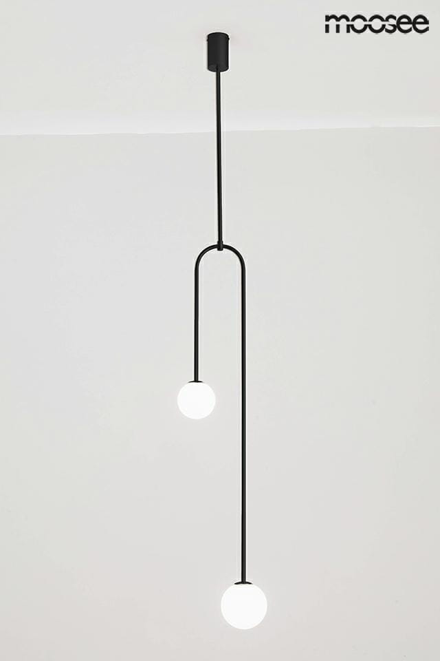 Czarna lampa wisząca 2-punktowa z metalowym ramieniem w kształcie łuku, zawieszona na długim przewodzie. Dwa okrągłe klosze w białym kolorze, umieszczone na różnych wysokościach, na prostym, jasnym tle.