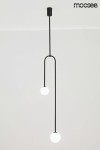 Czarna lampa wisząca 2-punktowa z metalowym ramieniem w kształcie łuku, zawieszona na długim przewodzie. Dwa okrągłe klosze w białym kolorze, umieszczone na różnych wysokościach, na prostym, jasnym tle.