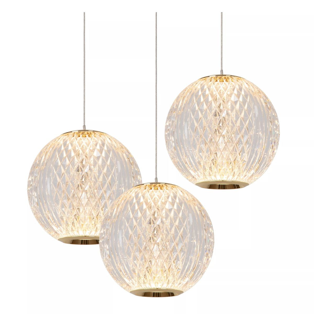 Lampa wisząca Cintra LED 3-punktowa w kolorze złotym i transparentnym. Trzy okrągłe klosze z diamentowym wzorem, zawieszone na cienkich linkach. Klosze emitują ciepłe światło, tworząc elegancką atmosferę.