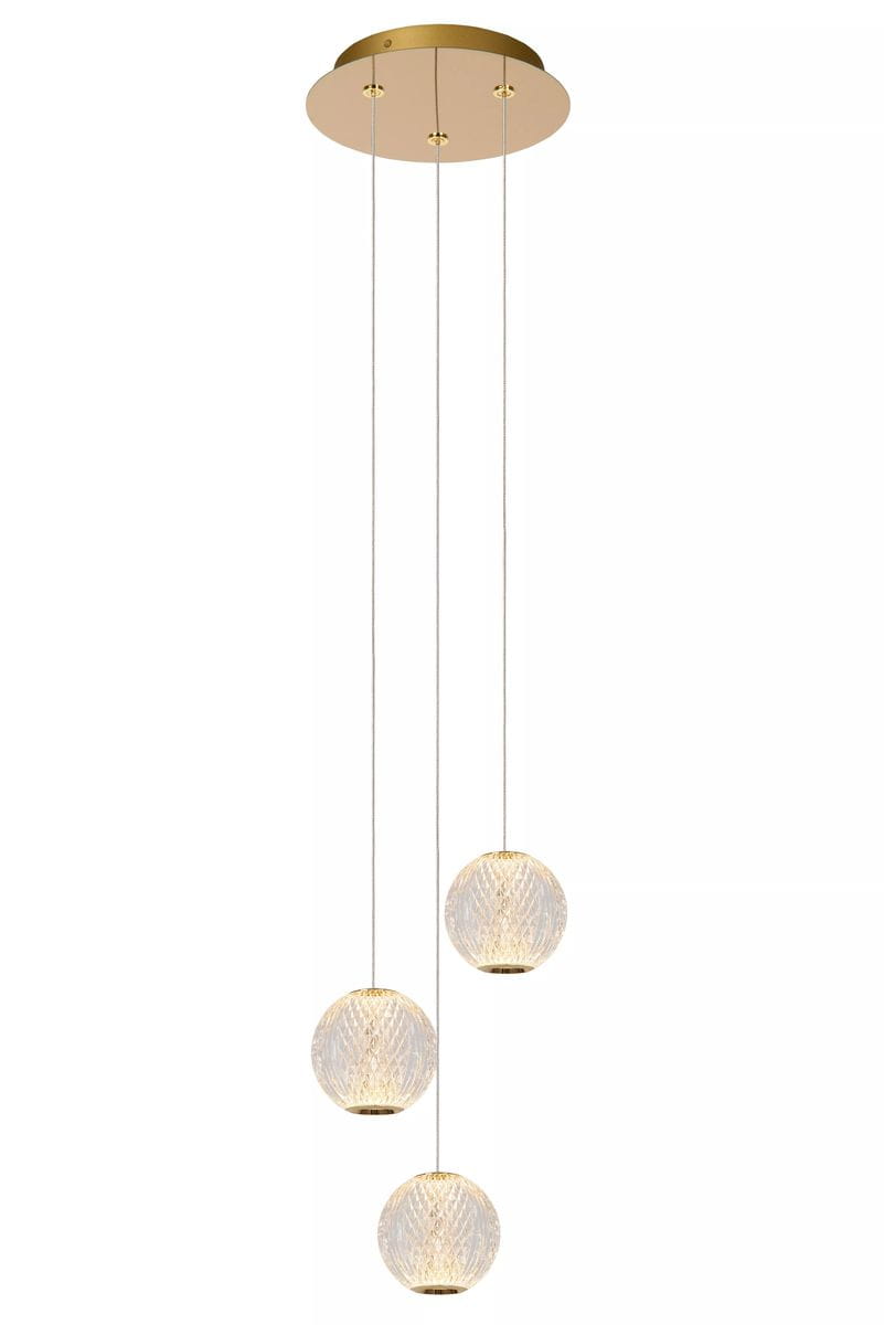 Złota lampa wisząca Cintra z trzema przezroczystymi kloszami, w kształcie kul, zawieszona na cienkich linkach. Klosze mają teksturowaną powierzchnię, co nadaje im elegancki wygląd. Lampa montowana sufitowo, na białym tle.