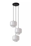Lampa wisząca Medine 3-punktowa w kolorze czarnym i białym. Składa się z trzech białych, okrągłych kloszy z przezroczystym wykończeniem, zawieszonych na czarnych linkach. Ujęcie frontalne, lampa zamontowana na okrągłej czarnej podsufitce.