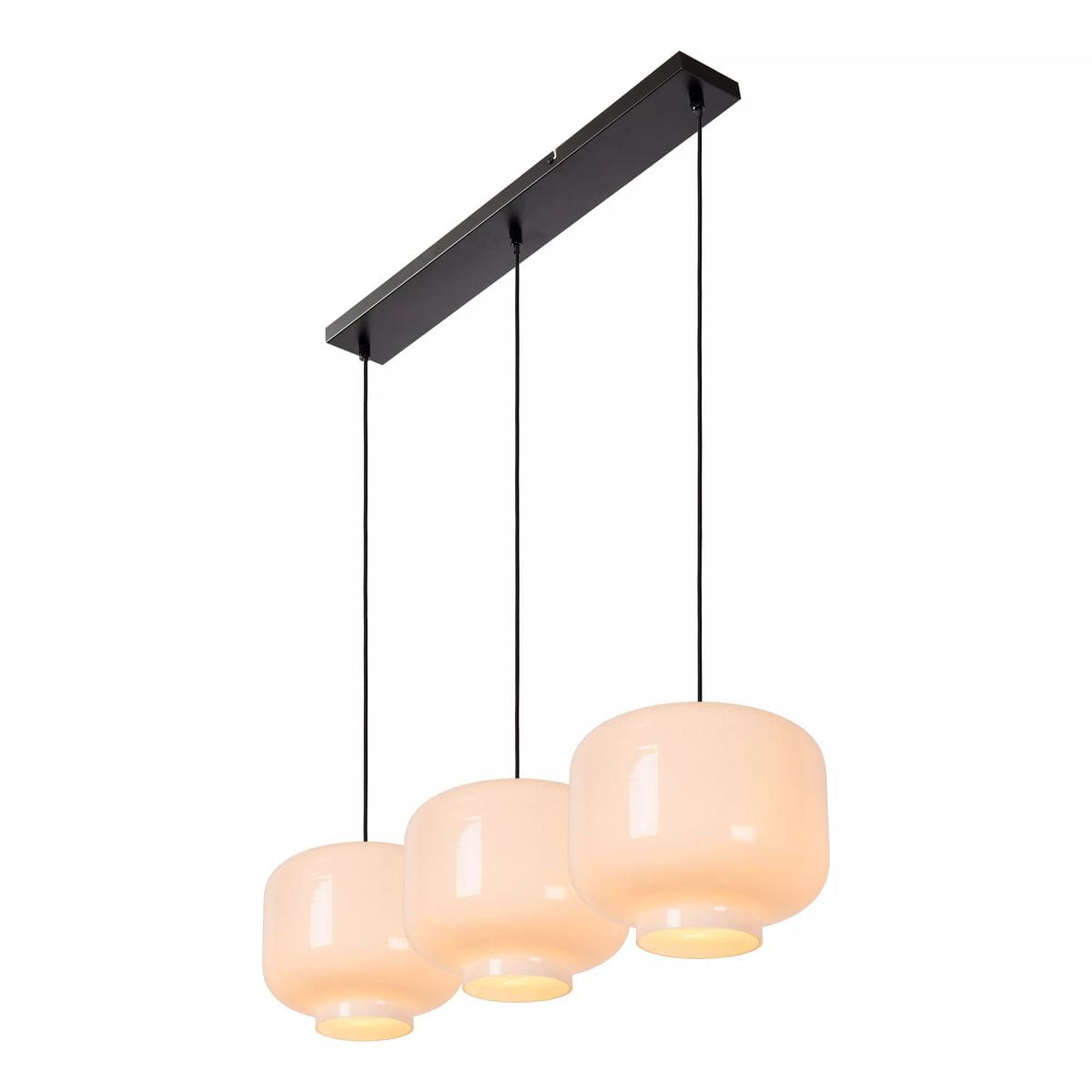 Trzykloszowa lampa wisząca Medine w kolorze czarnym i białym. Klosze mają okrągły kształt i są wykonane z białego szkła, zawieszone na cienkich, czarnych linkach. Montaż na prostokątnej czarnej podstawie sufitowej.