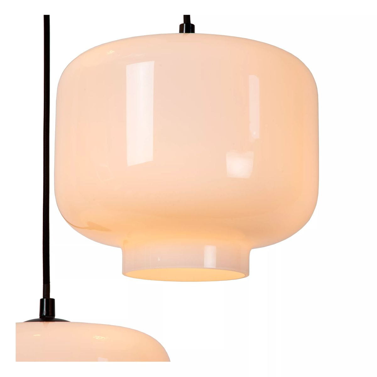 Lampa wisząca Medine 3-punktowa z czarnym przewodem, z białym kloszem w kształcie kulistym. Klosz wykonany z mlecznego szkła, emituje ciepłe światło. Ujęcie zbliżeniowe na szczegóły klosza, zawieszonego na cienkim kablu.