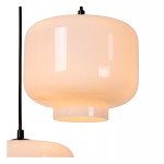 Lampa wisząca Medine 3-punktowa z czarnym przewodem, z białym kloszem w kształcie kulistym. Klosz wykonany z mlecznego szkła, emituje ciepłe światło. Ujęcie zbliżeniowe na szczegóły klosza, zawieszonego na cienkim kablu.