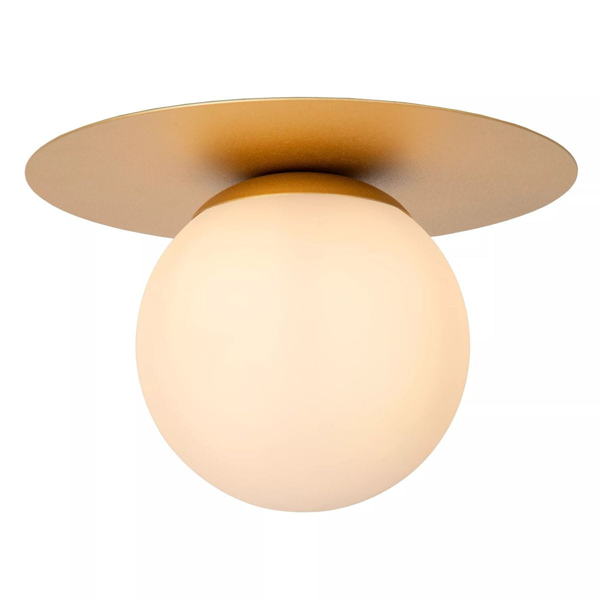 Złota lampa sufitowa Tricia z jedną oprawą, z okrągłym, mlecznym kloszem i okrągłą, płaską podstawą. Produkt montowany pod sufitem, widok z dołu, ukazujący detale konstrukcji i materiału.