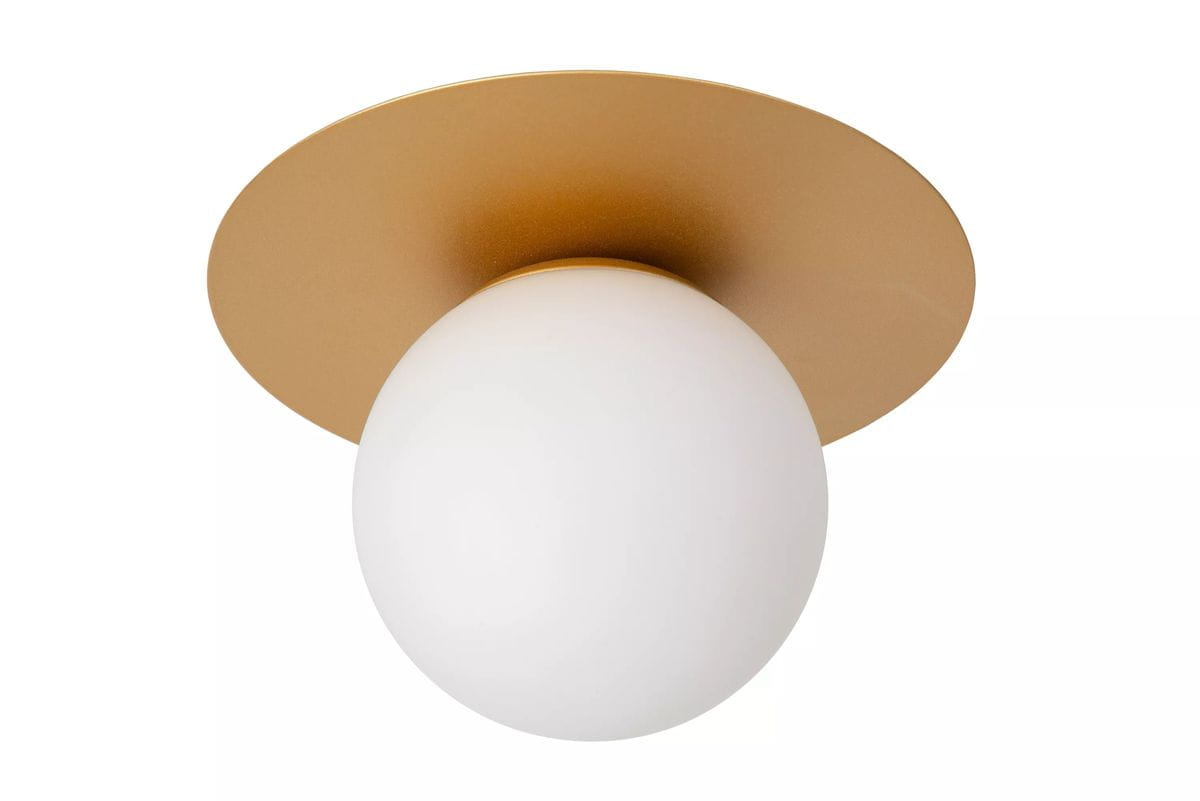 Złota lampa sufitowa Tricia 1-punktowa, z okrągłą, białą kloszem i płaską, złotą podstawą. Ujęcie frontalne, produkt zamontowany na suficie, minimalistyczny design, idealny do nowoczesnych wnętrz.