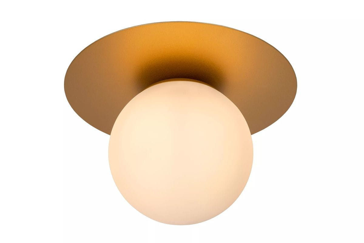 Jednopunktowa lampa sufitowa Tricia w kolorze złotym z okrągłym, mlecznym kloszem. Ujęcie frontalne, montowana do sufitu, z płaską podstawą. Idealna do nowoczesnych wnętrz.
