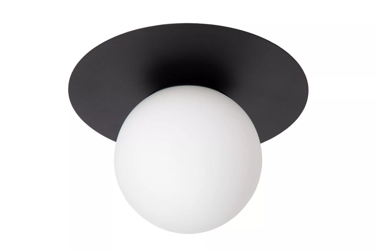 Czarna lampa sufitowa Tricia z pojedynczym punktem świetlnym, z okrągłą, matową białą kulą oraz dużą, płaską, czarną podstawą. Ujęcie frontalne, lampa zamontowana na suficie.