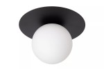 Czarna lampa sufitowa Tricia z pojedynczym punktem świetlnym, z okrągłą, matową białą kulą oraz dużą, płaską, czarną podstawą. Ujęcie frontalne, lampa zamontowana na suficie.