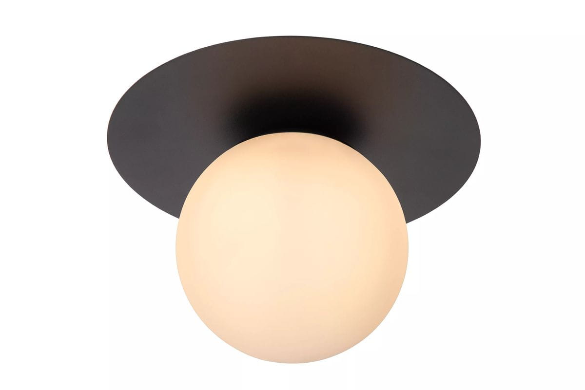 Czarna lampa sufitowa Tricia, 1-punktowa, z okrągłym kloszem w odcieniu białym. Widok z dołu, lampa montowana na suficie, z matowym wykończeniem. Klosz w kształcie kuli, umieszczony na okrągłej podstawie.