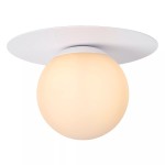 Lampa sufitowa Tricia w kolorze białym z jednopunktowym źródłem światła. Okrągła, mleczna kula ze szkła umieszczona na płaskiej, okrągłej podstawie. Ujęcie z dołu, ukazujące detal lampy. Idealna do nowoczesnych wnętrz.