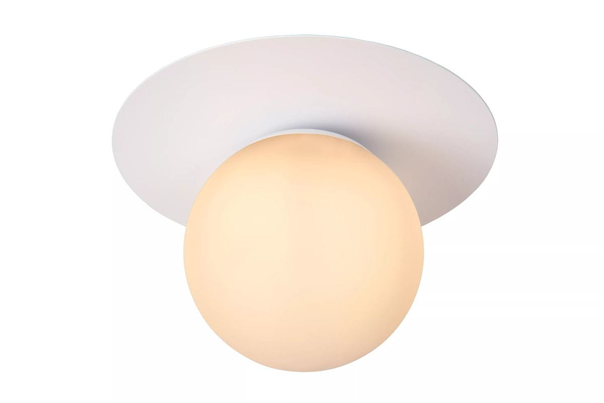Biała lampa sufitowa Tricia 1-punktowa, z okrągłym, mlecznym kloszem na tle okrągłej, płaskiej podstawy. Produkt montowany na suficie, w prostym, minimalistycznym designie, idealny do nowoczesnych wnętrz.