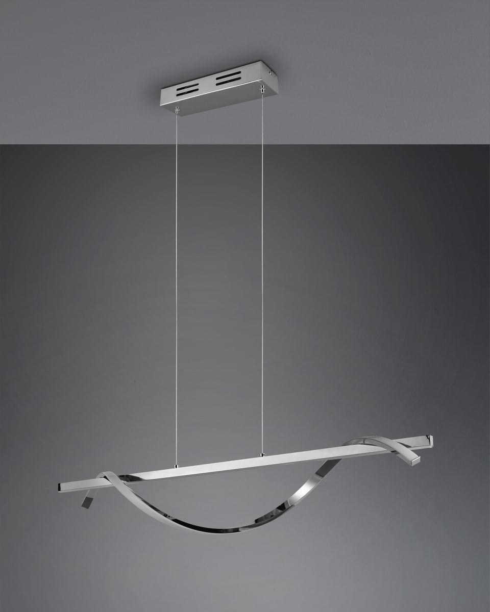 Lampa wisząca Isabel LED 2-punktowa w kolorze chromu, z prostokątnym uchwytem sufitowym i dwoma zwisającymi elementami w formie linii i łuku. Produkt zawieszony na cienkich linkach, na jednolitym szarym tle.