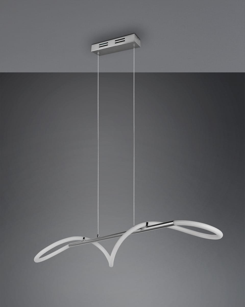 Lampa wisząca Argos LED 1-punktowa w chromowanej obudowie, z elastycznymi, białymi elementami w kształcie fal. Produkt zawieszony na dwóch cienkich linkach, montowany do sufitu, na szarym tle.