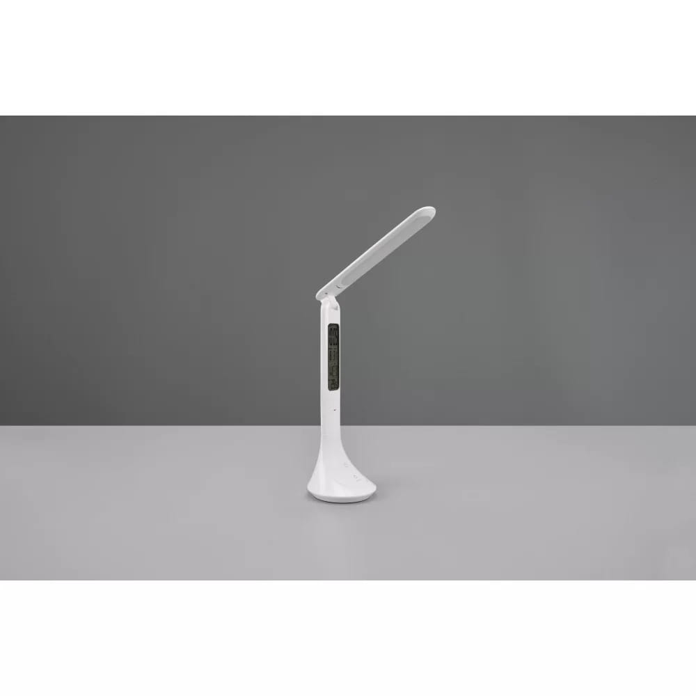 Biała lampa biurkowa LED Patty z jedną głowicą, ustawiona pionowo na szarej powierzchni. Lampa ma smukły kształt z ruchomą głowicą oraz panel sterujący z boku. Tło w odcieniu szarości, co podkreśla minimalistyczny design lampy.