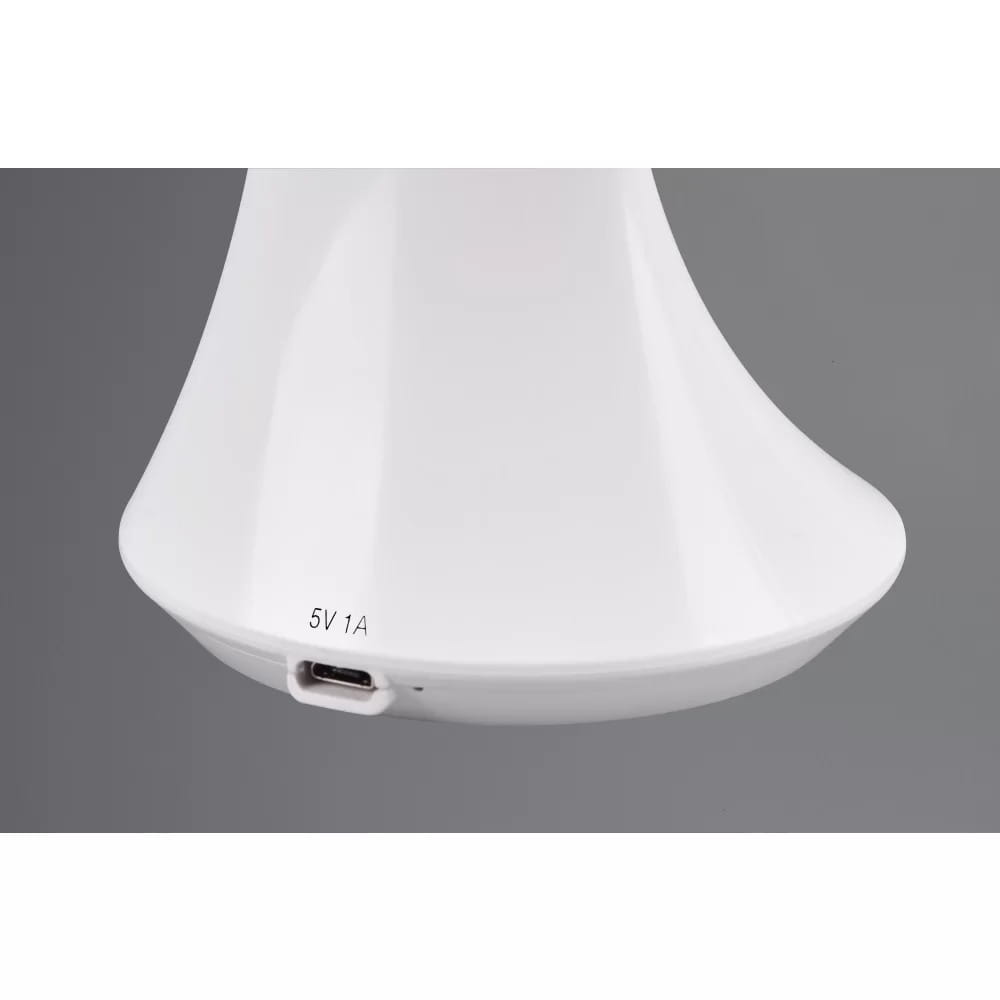 Biała lampa biurkowa Patty LED z jednym źródłem światła. Widoczna dolna część z portem USB (5V 1A). Gładka, matowa powierzchnia, stożkowaty kształt podstawy. Ujęcie z dołu, na jednolitym tle.
