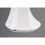 Biała lampa biurkowa Patty LED z jednym źródłem światła. Widoczna dolna część z portem USB (5V 1A). Gładka, matowa powierzchnia, stożkowaty kształt podstawy. Ujęcie z dołu, na jednolitym tle.