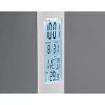 Biała lampa biurkowa Patty LED 1-punktowa z cyfrowym wyświetlaczem, na którym widoczne są: godzina, data, dzień tygodnia oraz temperatura. Lampa ma prosty, nowoczesny kształt, umieszczona na jednolitym tle.