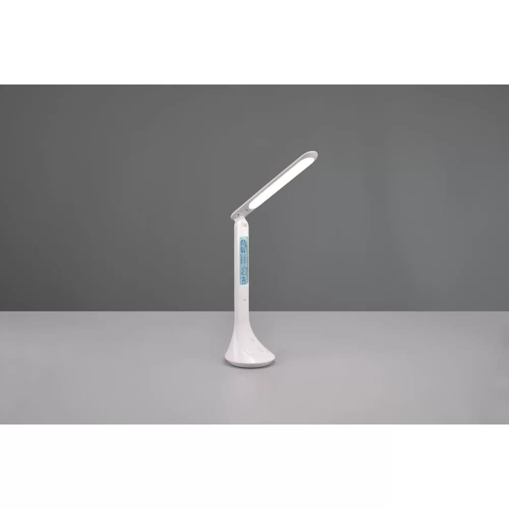 Biała lampa biurkowa LED Patty z jednopunktowym źródłem światła, z zakrzywioną podstawą. Ujęcie z boku, pokazujące regulowany klosz oraz widoczne niebieskie oznaczenia na korpusie. Prosta forma, idealna do biura lub domu.