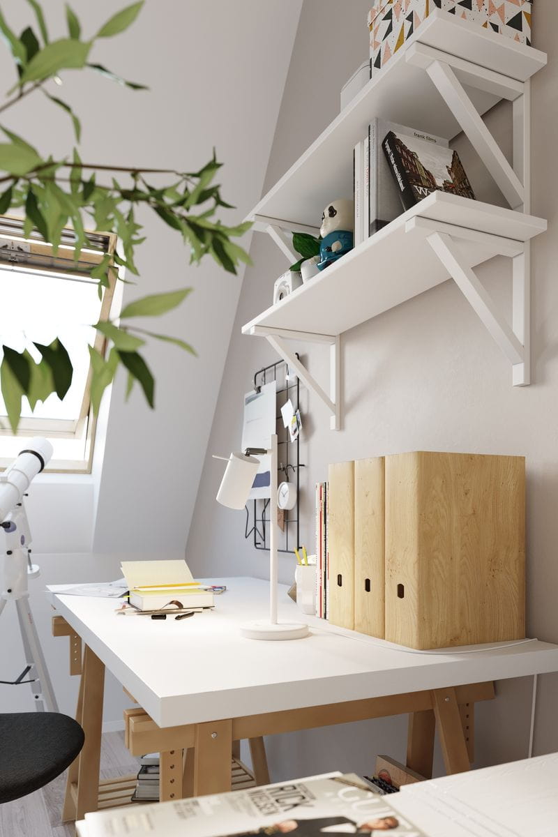 Lampka biurkowa Ring SL1090 w kolorze białym z okrągłym kloszem, umieszczona na prostym, białym stelażu. Ujęcie z boku, na tle białego biurka z książkami i teczkami. W otoczeniu półek z dekoracjami i rośliną, w jasnym wnętrzu.