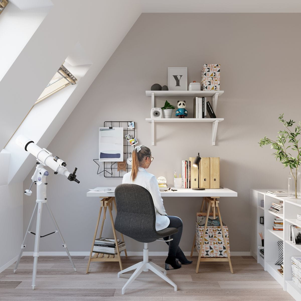 Czarna lampka biurkowa SL.1091 z okrągłą głowicą, umieszczona na białym biurku, oświetla stół. W tle widoczna półka z dekoracjami i książkami, a także teleskop na statywie. Użytkownik siedzi na obrotowym krześle, zwrócony w stronę biurka.