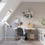 Czarna lampka biurkowa SL.1091 z okrągłą głowicą, umieszczona na białym biurku, oświetla stół. W tle widoczna półka z dekoracjami i książkami, a także teleskop na statywie. Użytkownik siedzi na obrotowym krześle, zwrócony w stronę biurka.