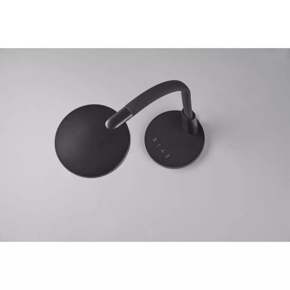 Czarna lampa biurkowa LED Sally z elastycznym ramieniem, okrągłą podstawą i przyciskami regulacyjnymi. Widok z góry, ukazujący prostą formę i minimalistyczny design. Wymiary podstawy i wysokości nieokreślone.
