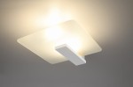 Lappo lampa sufitowa 2-punktowa w białym kolorze, z matowym kloszem w kształcie kwadratu i prostokątnym uchwytem. Ujęcie z dołu, ukazujące dwa źródła światła. Tło w odcieniu szarym, minimalistyczne, podkreślające nowoczesny design lampy.