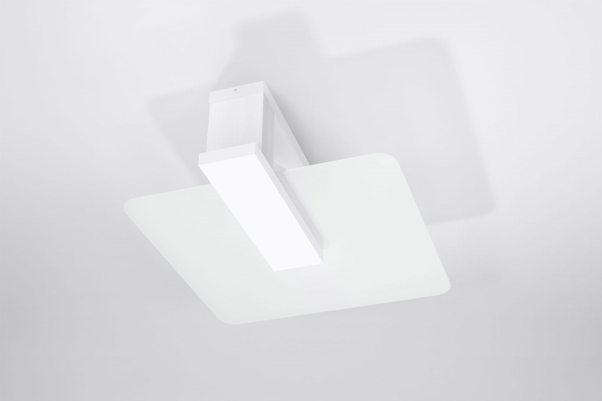 Lappo lampa sufitowa 2-punktowa, biała. Kwadratowa, matowa, z centralnym prostokątnym elementem. Montowana na suficie, widok z dołu. Prosta konstrukcja, idealna do nowoczesnych wnętrz.