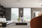 Lappo lampa sufitowa 2-punktowa w kolorze białym, zamontowana na suficie, z minimalistycznym, prostokątnym kształtem. W tle widać nowoczesny salon z dużymi oknami, białą sofą i stolikiem kawowym, na którym znajdują się kwiaty i akcesoria.