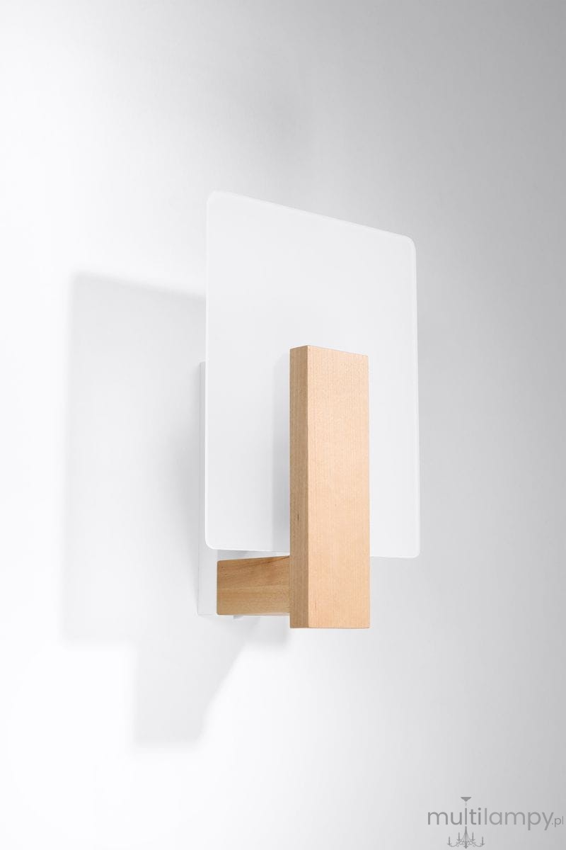 Kinkiet Lappo 1-punktowy w naturalnym kolorze, z prostokątną, mleczną kloszem i drewnianą podstawą. Zainstalowany na ścianie, prezentuje minimalistyczny design, idealny do nowoczesnych wnętrz. Tło jasne, podkreślające jego formę.