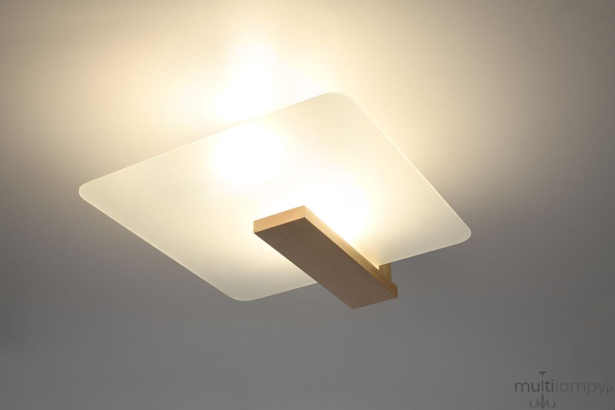 Lappo lampa sufitowa 2-punktowa, z matowym, prostokątnym kloszem i drewnianym elementem montażowym. Ujęcie z dołu, ukazujące źródła światła oraz minimalistyczny design. Tło jednolite, jasne.