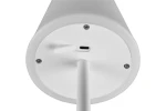 Biała lampa stołowa Martinez LED zewnętrzna, widok od dołu. Wyraźny port USB-C do ładowania oraz metalowa nóżka. Gładka, matowa powierzchnia. Idealna do użytku na tarasie lub w ogrodzie.