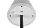Czarna i biała lampa stołowa Martinez LED, widok od dołu. Na białej podstawie znajduje się gniazdo USB typu C oraz przełącznik. Lampa ma prosty, cylindryczny kształt i jest umieszczona na cienkiej, czarnej nodze.