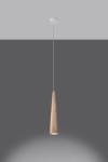 Lampa wisząca Sula 1-punktowa o naturalnym, stożkowym kształcie, wykonana z drewna w jasnym odcieniu. Ujęcie frontalne, zawieszona na cienkim przewodzie, z białym mocowaniem sufitowym. Tło w odcieniach szarości, co podkreśla jej minimalistyczny design.