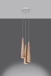 Lampa wisząca Sula 3-punktowa z naturalnego drewna, w kształcie stożków. Trzy klosze w odcieniach jasnego drewna zawieszone na cienkich linkach, montowane do okrągłej białej podsufitki. Tło w odcieniu ciemnoszarym.