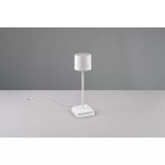 Biała lampa stołowa zewnętrzna Fernandez LED, z okrągłym kloszem i prostą, metalową podstawą. Produkt stoi na stole, z przewodem elektrycznym widocznym z boku. Tło w odcieniu szarości.