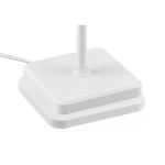 Biała lampa stołowa zewnętrzna Fernandez LED, z kwadratową podstawą i cienkim, prostym słupkiem. Widoczny kabel zasilający. Produkt w pozycji stojącej, na jednolitym tle.