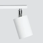 Lemmi lampa sufitowa (spot) 2-punktowa w kolorze białym, z cylindrycznymi kloszami. Ujęcie z boku, ukazujące chromowany element mocujący. Prosta, minimalistyczna konstrukcja, idealna do nowoczesnych wnętrz.