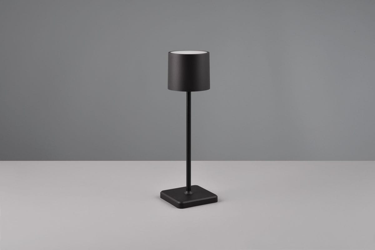 Czarna lampa stołowa zewnętrzna Fernandez LED, o cylindrycznym kloszu, na prostym, kwadratowym stelażu. Ujęcie frontalne, stojąca na jednolitym tle. Idealna do użytku na tarasie lub w ogrodzie.