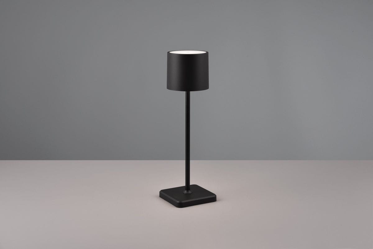 Czarna lampa stołowa zewnętrzna Fernandez LED, z cylindrycznym kloszem na smukłym słupku, umieszczona na kwadratowej podstawie. Ujęcie frontalne, na jednolitym tle. Idealna do oświetlenia przestrzeni na świeżym powietrzu.