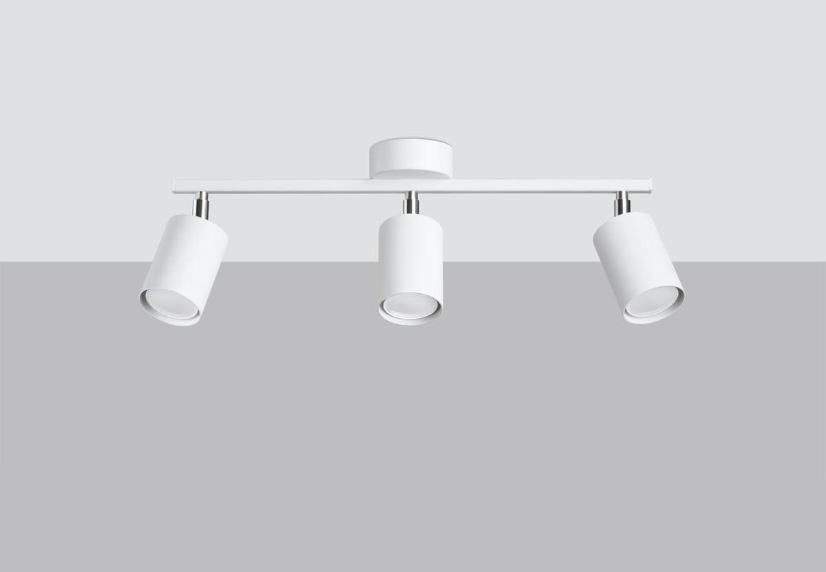 Biała lampa sufitowa Lemmi, 3-punktowa, z cylindrycznymi reflektorami. Ujęcie frontalne, zamontowana na prostokątnej podstawie. Prosty design, idealna do nowoczesnych wnętrz. Tło w jasnoszarym odcieniu.
