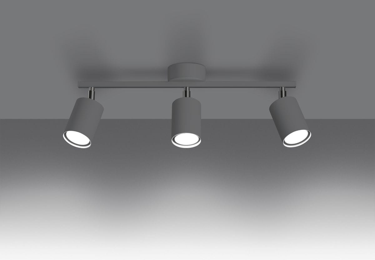 Lemmi lampa sufitowa 3-punktowa w kolorze białym, z trzema cylindrycznymi kloszami na ruchomej belce. Ujęcie z dołu, ukazujące całość lampy. Prosta konstrukcja, idealna do nowoczesnych wnętrz. Tło w neutralnym odcieniu szarości.