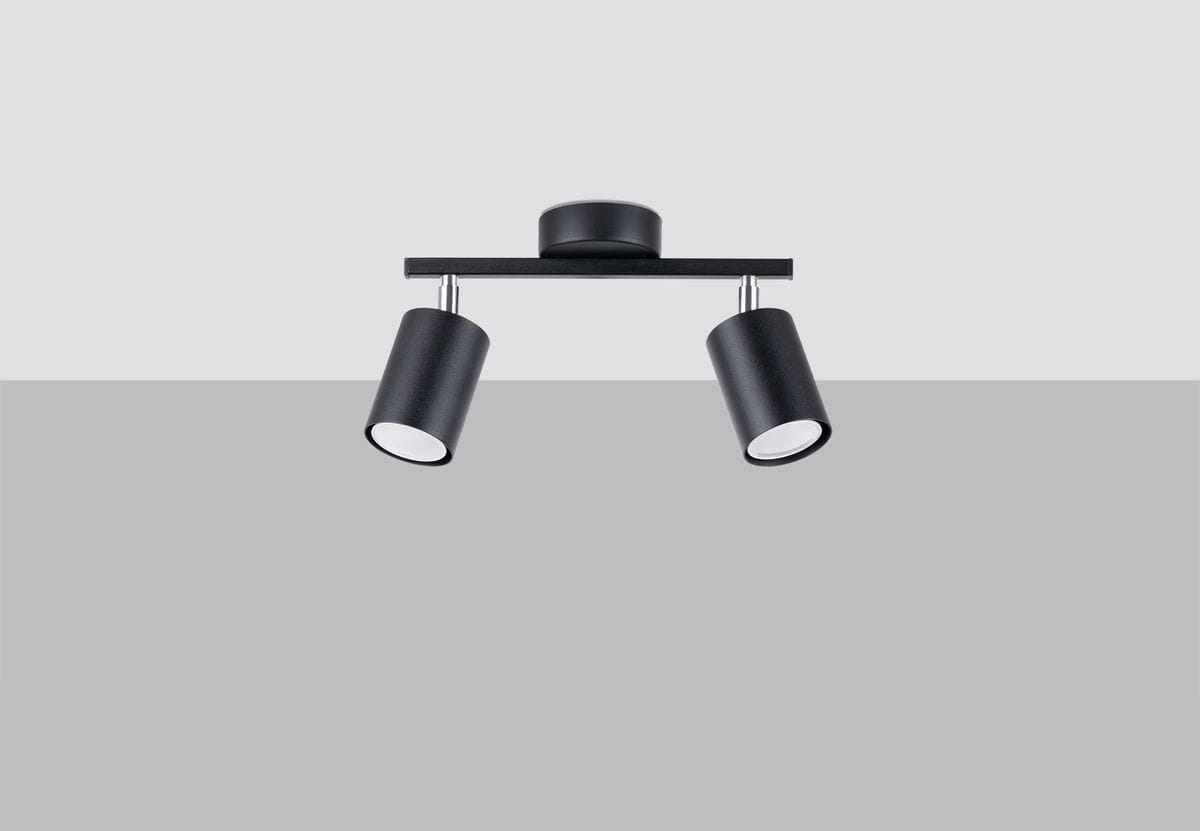 Czarna lampa sufitowa (spot) Lemmi, 2-punktowa, z cylindrycznymi kloszami. Ujęcie frontalne, zamontowana na krótkim stelażu. Klosze skierowane w dół, metaliczna tekstura, minimalistyczny design. Tło jasnoszare, podkreślające produkt.