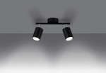 Lemmi lampa sufitowa 2-punktowa w kolorze czarnym, z dwiema cylindrycznymi oprawami zamocowanymi na prostokątnej podstawie. Ujęcie frontalne, wisząca, z jasnym tłem, pokazujące efekt oświetlenia na ścianie.