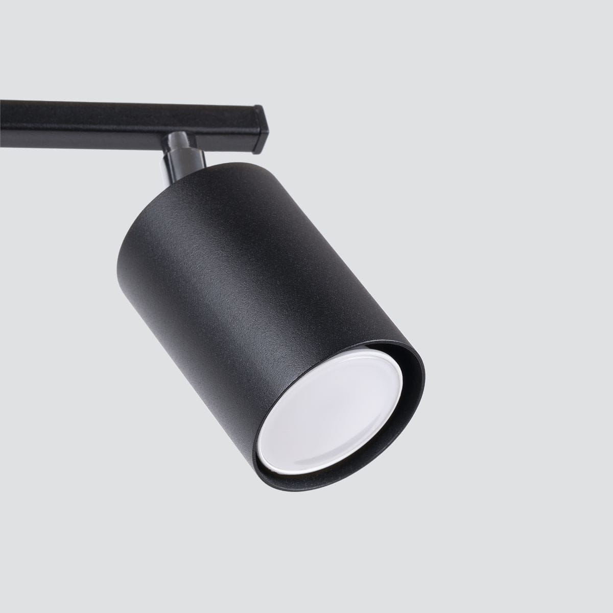 Czarna lampa sufitowa Lemmi, 2-punktowa, z cylindrycznymi reflektorami. Widok z boku, ukazujący detal lampy z matowym wykończeniem i białym kloszem. Produkt montowany na suficie, idealny do oświetlenia wnętrz.